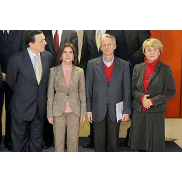 Riccardo Illy (Presidente ARE/Assemblea delle Regioni d'Europa e Presidente Friuli Venezia Giulia) e José Manuel Barroso (Presidente Commissione europea) nel gruppo di partecipanti a Palazzo Berlaymont a Bruxelles. (Bruxelles 17/12/07)