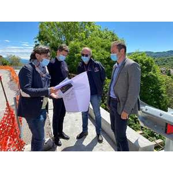  - Il vicegovernatore del Friuli Venezia Giulia con delega alla Protezione civile, Riccardo Riccardi, durante il sopralluogo di questa mattina sul tornante Cimel, assieme al sindaco di Forgaria, Marco Chiapolino. 