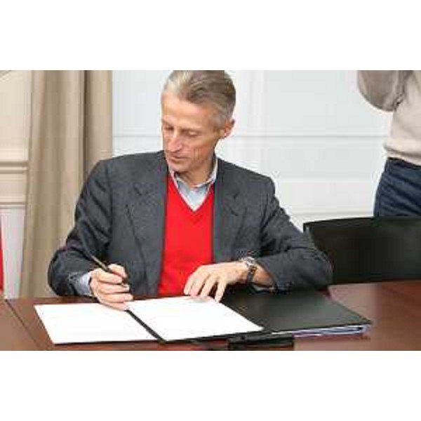 Riccardo Illy (Presidente ARE/Assemblea delle Regioni d'Europa e Presidente Friuli Venezia Giulia) al tavolo della firma del Protocollo "Insieme in Europa" a Bruxelles. (Bruxelles 17/12/07)