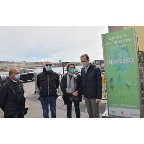 Il governatore Massimiliano Fedriga, il vicegovernatore Riccardo Riccardi e il presidente della Fondazione CRTrieste, Tiziana Benussi, al centro vaccinale del Molo IV di Trieste. - Il governatore Massimiliano Fedriga, il vicegovernatore Riccardo Riccardi e il presidente della Fondazione CRTrieste, Tiziana Benussi, al centro vaccinale del Molo IV di Trieste.