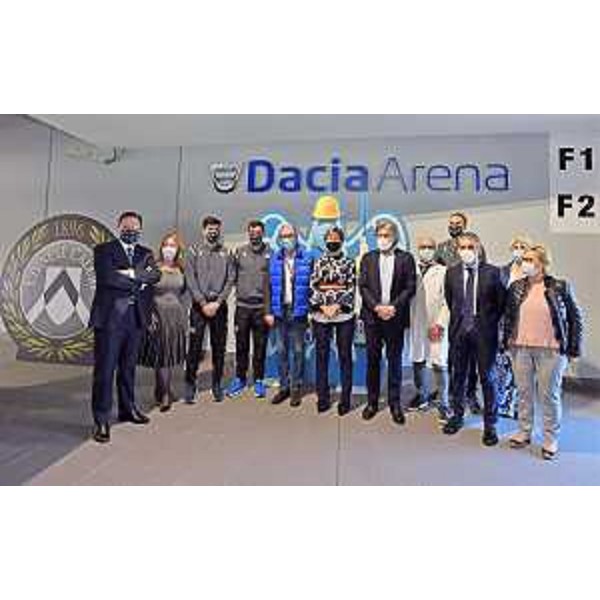 Il vicegovernatore del Friuli Venezia Giulia con delega alla Salute, Riccardo Riccardi, l'assessore regionale alle Attività produttive e turismo, Sergio Emidio Bini, la presidente dei Confindustria Udine, Anna MAreschi Danieli e il direttore generale dell'Udinese Calcio Franco Collavino all'inaugurazione del nuovo hub vaccinale allestito alla Dacia Arena di Udine. - Il vicegovernatore del Friuli Venezia Giulia con delega alla Salute, Riccardo Riccardi, l'assessore regionale alle Attività produttive e turismo, Sergio Emidio Bini, la presidente dei Confindustria Udine, Anna MAreschi Danieli e il direttore generale dell'Udinese Calcio Franco Collavino all'inaugurazione del nuovo hub vaccinale allestito alla Dacia Arena di Udine.