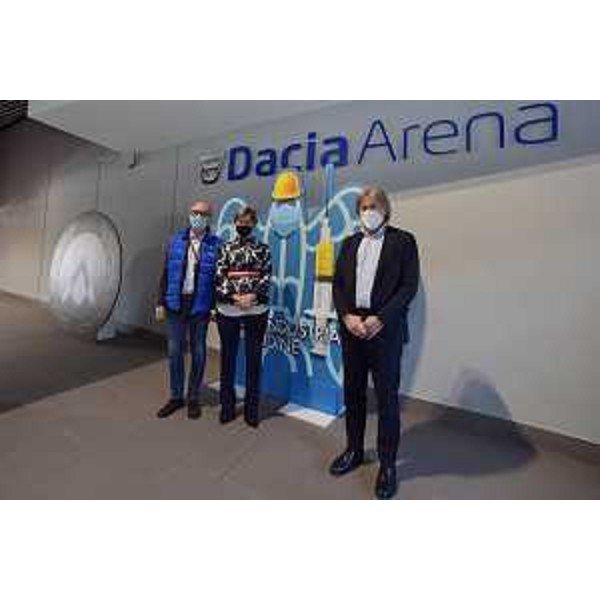 Il vicegovernatore del Friuli Venezia Giulia con delega alla Salute, Riccardo Riccardi, l'assessore regionale alle Attività produttive e turismo, Sergio Emidio Bini, la presidente dei Confindustria Udine, Anna Mareschi Danieli all'inaugurazione del nuovo hub vaccinale allestito alla Dacia Arena di Udine. - Il vicegovernatore del Friuli Venezia Giulia con delega alla Salute, Riccardo Riccardi, l'assessore regionale alle Attività produttive e turismo, Sergio Emidio Bini, la presidente dei Confindustria Udine, Anna Mareschi Danieli all'inaugurazione del nuovo hub vaccinale allestito alla Dacia Arena di Udine.