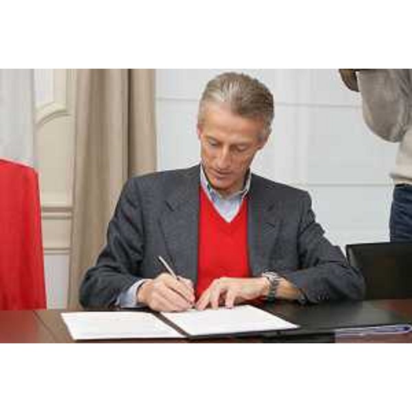 Riccardo Illy (Presidente ARE/Assemblea delle Regioni d'Europa e Presidente Friuli Venezia Giulia) al tavolo della firma del Protocollo "Insieme in Europa" a Bruxelles. (Bruxelles 17/12/07)