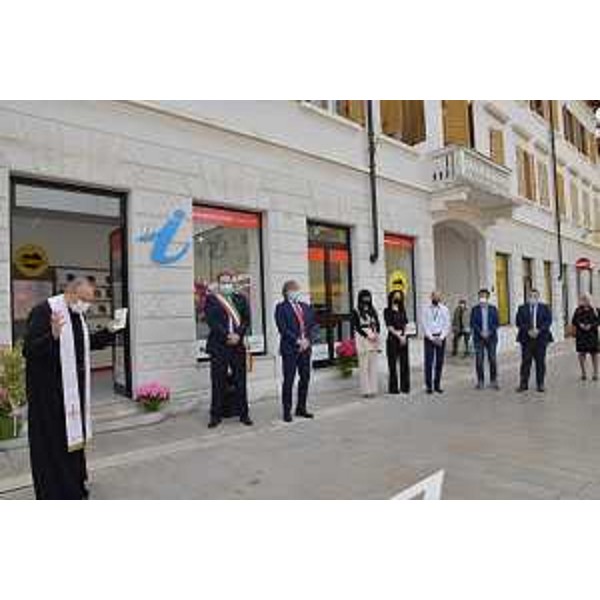 Monsignor Paolo Nutarelli benedice il nuovo infopoint turistico regionale di Cormons - Monsignor Paolo Nutarelli benedice il nuovo infopoint turistico regionale di Cormons