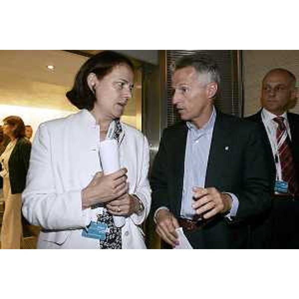 Riccardo Illy (Presidente Regione Friuli Venezia Giulia) con Loyola de Palacio (Presidente Commissione Europea per rete trasporti paneuropea mediterranea)