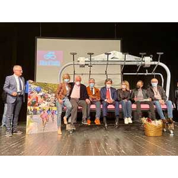 Foto di grupo sul palco del teatro di Tolmezzo dei rappresentanti della giunta regionale insieme al campione di ciclismo Gilberto Simoni - Foto di grupo sul palco del teatro di Tolmezzo dei rappresentanti della giunta regionale insieme al campione di ciclismo Gilberto Simoni