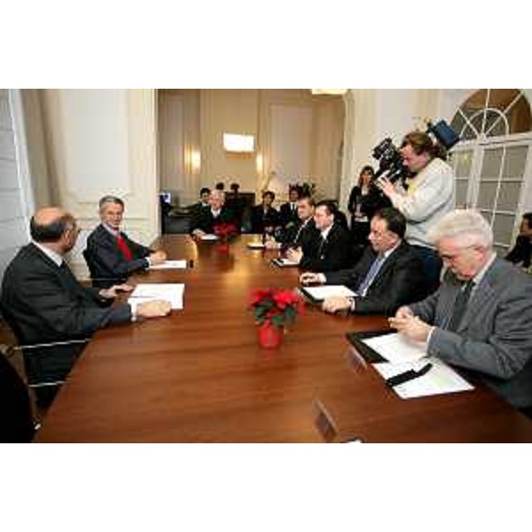 Riccardo Illy (Presidente ARE/Assemblea delle Regioni d'Europa e Presidente Friuli Venezia Giulia) e gli altri partecipanti al tavolo della firma del Protocollo "Insieme in Europa" a Bruxelles. (Bruxelles 17/12/07)