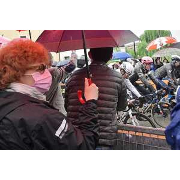 L'assessore regionale allo Sport Tiziana Gibelli assiste alla partenza dei corridori da Sacile verso Cortina - L'assessore regionale allo Sport Tiziana Gibelli assiste alla partenza dei corridori da Sacile verso Cortina 