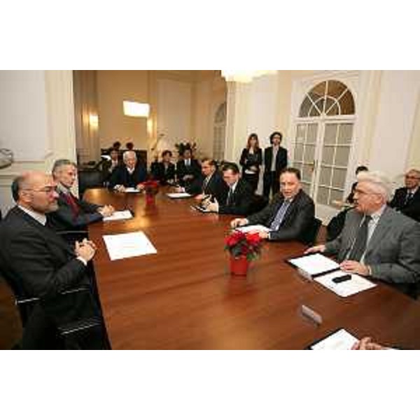 Riccardo Illy (Presidente ARE/Assemblea delle Regioni d'Europa e Presidente Friuli Venezia Giulia) e gli altri partecipanti al tavolo della firma del Protocollo "Insieme in Europa" a Bruxelles. (Bruxelles 17/12/07)