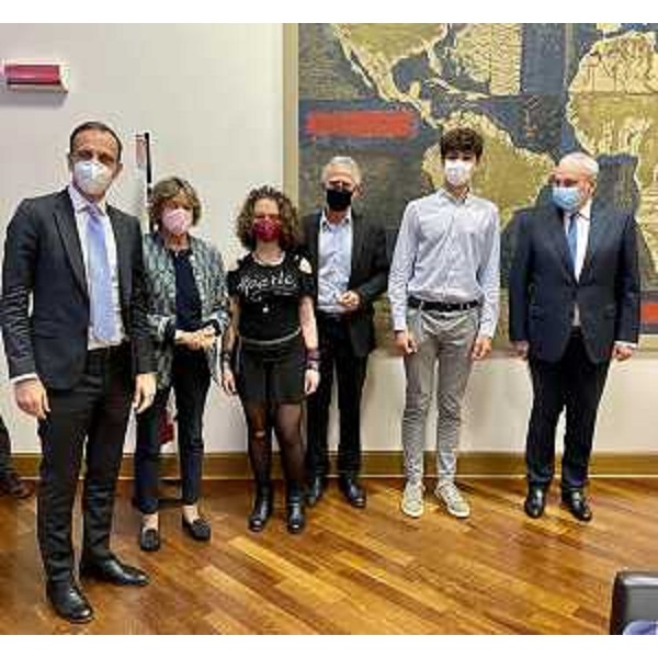 Il governatore Massimiliano Fedriga e il segretario generale della Cei, Roberto Antonione, e la presidente della Fondazione CRTrieste, Tiziana Benussi, con i rappresentanti del Liceo classico e linguistico Petrarca di Trieste, vincitore della sezione triestina del concorso 'Active young citizen for dustainable development in Cei and Aii areas'. - Il governatore Massimiliano Fedriga e il segretario generale della Cei, Roberto Antonione, e la presidente della Fondazione CRTrieste, Tiziana Benussi, con i rappresentanti del Liceo classico e linguistico Petrarca di Trieste, vincitore della sezione triestina del concorso 'Active young citizen for dustainable development in Cei and Aii areas'.