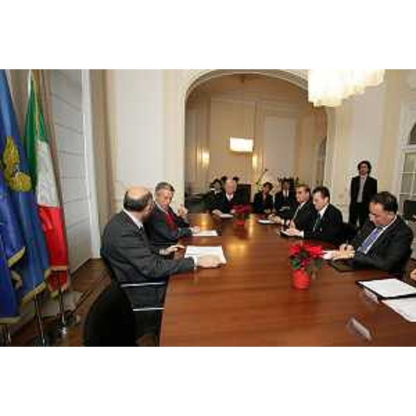 Riccardo Illy (Presidente ARE/Assemblea delle Regioni d'Europa e Presidente Friuli Venezia Giulia) e gli altri partecipanti al tavolo della firma del Protocollo "Insieme in Europa" a Bruxelles. (Bruxelles 17/12/07)