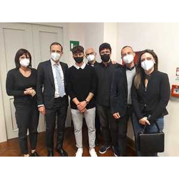 Gli studenti premiati con il presidente Fedriga, la consigliera Spagnolo (prima a destra) e l'assessore Rosolen - Gli studenti premiati con il presidente Fedriga, la consigliera Spagnolo (prima a destra) e l'assessore Rosolen