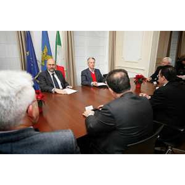 Riccardo Illy (Presidente ARE/Assemblea delle Regioni d'Europa e Presidente Friuli Venezia Giulia) e gli altri partecipanti al tavolo della firma del Protocollo "Insieme in Europa" a Bruxelles. (Bruxelles 17/12/07)