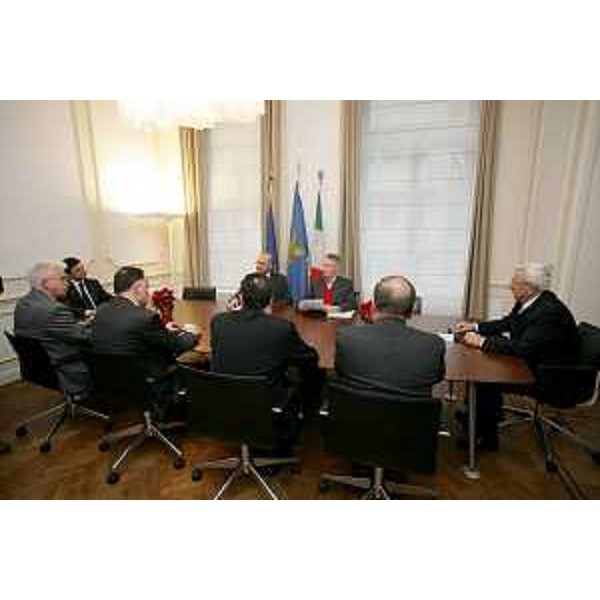 Riccardo Illy (Presidente ARE/Assemblea delle Regioni d'Europa e Presidente Friuli Venezia Giulia) e gli altri partecipanti al tavolo della firma del Protocollo "Insieme in Europa" a Bruxelles. (Bruxelles 17/12/07)