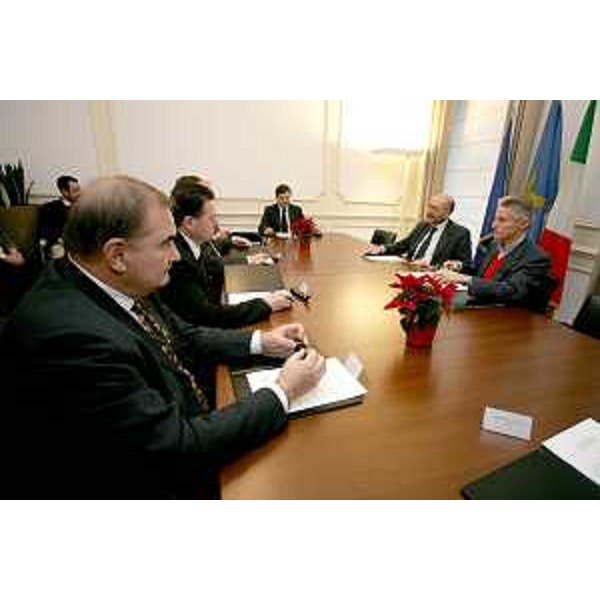 Riccardo Illy (Presidente ARE/Assemblea delle Regioni d'Europa e Presidente Friuli Venezia Giulia) e gli altri partecipanti al tavolo della firma del Protocollo "Insieme in Europa" a Bruxelles. (Bruxelles 17/12/07)