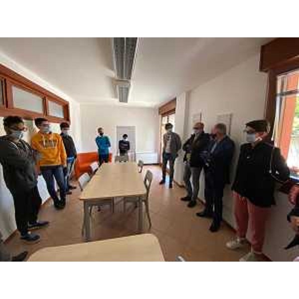 Il vicegovernatore del Friuli Venezia Giulia con delega alla Salute, Riccardo Riccardi, alla presentazione del progetto Stivi, assieme al sindaco di Tavagnacco Moreno Lirutti e agli organizzatori e ai partecipanti all'iniziativa. - Il vicegovernatore del Friuli Venezia Giulia con delega alla Salute, Riccardo Riccardi, alla presentazione del progetto Stivi, assieme al sindaco di Tavagnacco Moreno Lirutti e agli organizzatori e ai partecipanti all'iniziativa.