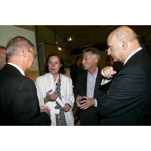 Riccardo Illy (Presidente Regione Friuli Venezia Giulia) con Loyola de Palacio (Presidente Commissione Europea per rete trasporti paneuropea mediterranea), Friedrich Smaxwil (Vice Presidente Siemens Trasporti) e Michele Tedeschi (Presidente Siemens Italia)