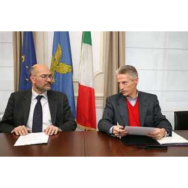 Riccardo Illy (Presidente ARE/Assemblea delle Regioni d'Europa e Presidente Friuli Venezia Giulia) e Giorgio Perini (Coordinatore Struttura Rappresentanza regionale a Bruxelles) al tavolo della firma del Protocollo "Insieme in Europa" a Bruxelles. (Bruxelles 17/12/07)