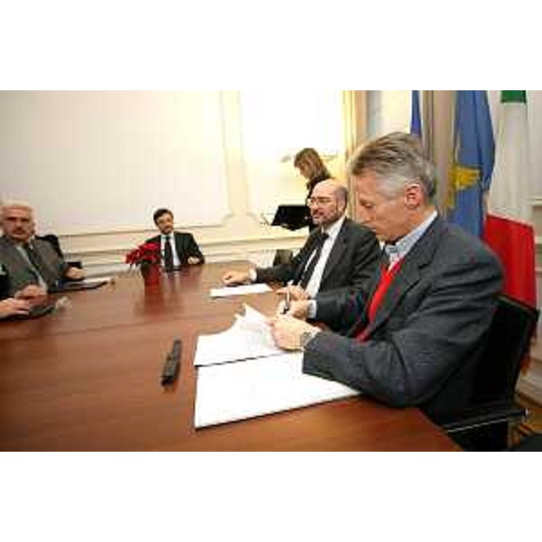 Riccardo Illy (Presidente ARE/Assemblea delle Regioni d'Europa e Presidente Friuli Venezia Giulia) e gli altri partecipanti al tavolo della firma del Protocollo "Insieme in Europa" a Bruxelles. (Bruxelles 17/12/07)