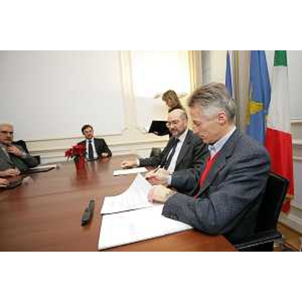 Riccardo Illy (Presidente ARE/Assemblea delle Regioni d'Europa e Presidente Friuli Venezia Giulia) e gli altri partecipanti al tavolo della firma del Protocollo "Insieme in Europa" a Bruxelles. (Bruxelles 17/12/07)