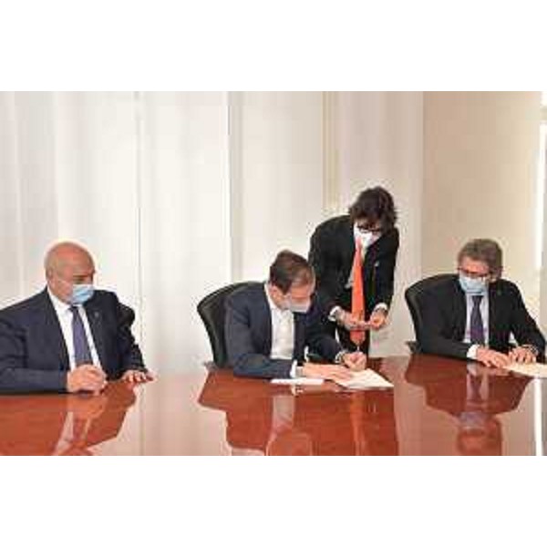 Il governatore del Friuli Venezia Giulia Massimiliano Fedriga firma la costituzione del cda del Consorzio Ursus per il rilancio del Porto Vecchio - Il governatore del Friuli Venezia Giulia Massimiliano Fedriga firma la costituzione del cda del Consorzio Ursus per il rilancio del Porto Vecchio