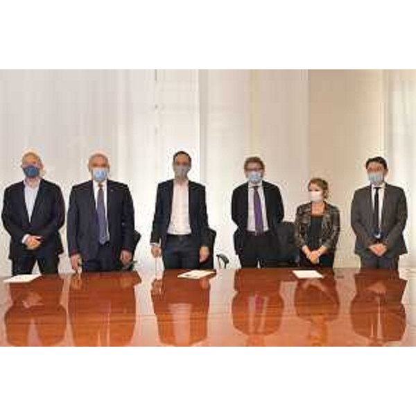 Foto di gruppo dopo la firma per costituzione del del cda di Ursus. Da sinistra a destra: Giulio Bernetti (presidente Consorzio Ursus), Roberto Dipiazza (sindaco di Trieste), il governatore Massimiliano Fedriga, Zeno D'Agostino (presidente dell'Autorità di sistema portuale del mare Adriatico orientale), Sandra Primiceri (componente cda per l'Autorità portuale) e Luciano Zanelli (componente cda per la Regione) - Foto di gruppo dopo la firma per costituzione del del cda di Ursus. Da sinistra a destra: Giulio Bernetti (presidente Consorzio Ursus), Roberto Dipiazza (sindaco di Trieste), il governatore Massimiliano Fedriga, Zeno D'Agostino (presidente dell'Autorità di sistema portuale del mare Adriatico orientale), Sandra Primiceri (componente cda per l'Autorità portuale) e Luciano Zanelli (componente cda per la Regione)