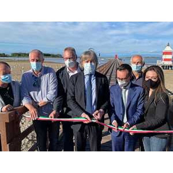 L'assessore regionale alle Attività produttive, Sergio Emidio Bini, alla cerimonia inaugurale dei lavori di rifacimento del pontile del faro rosso di Lignano Sabbiadoro - L'assessore regionale alle Attività produttive, Sergio Emidio Bini, alla cerimonia inaugurale dei lavori di rifacimento del pontile del faro rosso di Lignano Sabbiadoro