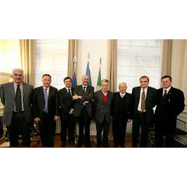 Riccardo Illy (Presidente ARE/Assemblea delle Regioni d'Europa e Presidente Friuli Venezia Giulia) e gli altri partecipanti al tavolo della firma del Protocollo "Insieme in Europa" a Bruxelles. (Bruxelles 17/12/07)