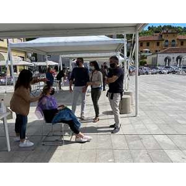 L'assessore Roberti mentre le parrucchiere tagliano i capelli ai giovani volontari - L'assessore Roberti mentre le parrucchiere tagliano i capelli ai giovani volontari