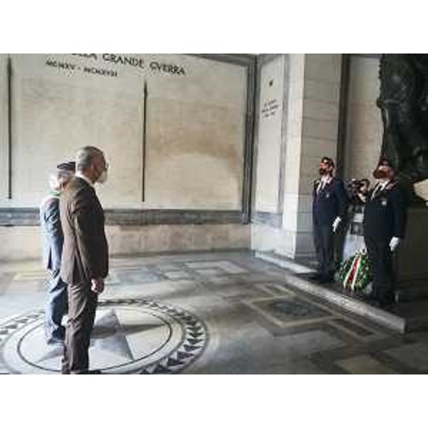 Piero Mauro Zanin assieme al sindaco di Udine, Pietro Fontanini, durante l'omaggio ai Caduti - Piero Mauro Zanin assieme al sindaco di Udine, Pietro Fontanini, durante l'omaggio ai Caduti