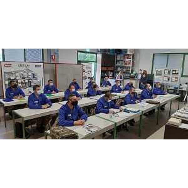 La classe di militari dell'Esercito all'avvio del modulo pratico del corso in Tecniche di impiantistica elettrica che si svolge nella sede dell'Enaip a Pasian di Prato grazie ad un protocollo con la Regione Fvg. - La classe di militari dell'Esercito all'avvio del modulo pratico del corso in Tecniche di impiantistica elettrica che si svolge nella sede dell'Enaip a Pasian di Prato grazie ad un protocollo con la Regione Fvg.
