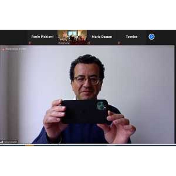 Il premio Pulitzer Hisham Matar, videocollegato, scatta una foto ai premiati e gli organizzatori di 'Dedica 2020' all'ex convento di San Francesco di Pordenone - Il premio Pulitzer Hisham Matar, videocollegato, scatta una foto ai premiati e gli organizzatori di 'Dedica 2020' all'ex convento di San Francesco di Pordenone