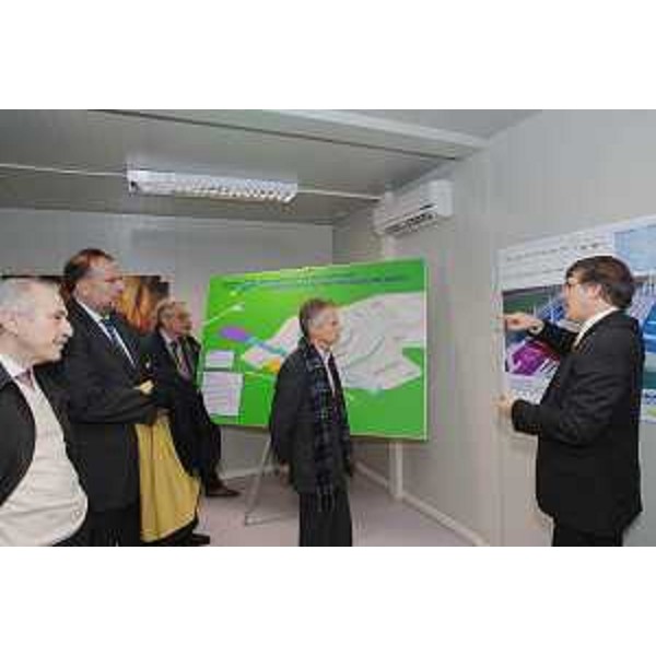 Riccardo Illy (Presidente Regione Friuli Venezia Giulia) e Roberto Cosolini (Assessore regionale Ricerca) alla presentazione del progetto per la costruzione del laboratorio "FERMI@Elettra", sul Carso triestino. (Trieste 19/12/07)