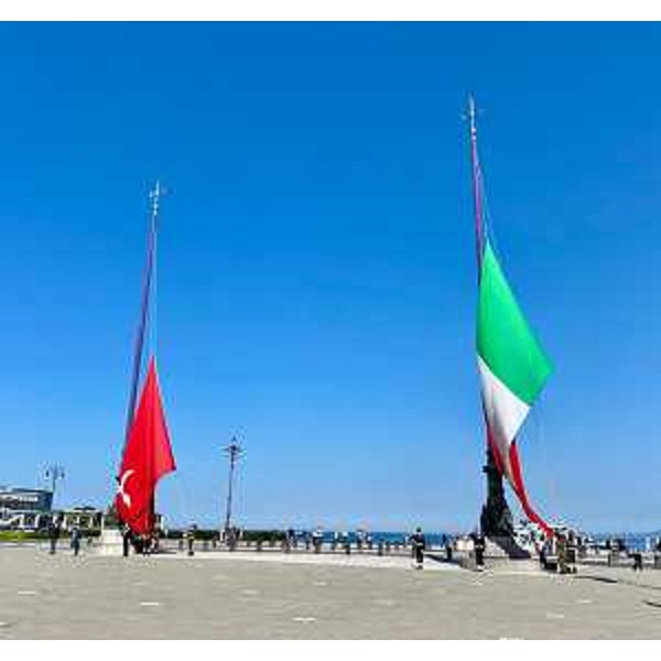 Lalzabandiera solenne in piazza dellUnità dItalia a Trieste. - Lalzabandiera solenne in piazza dellUnità dItalia a Trieste.