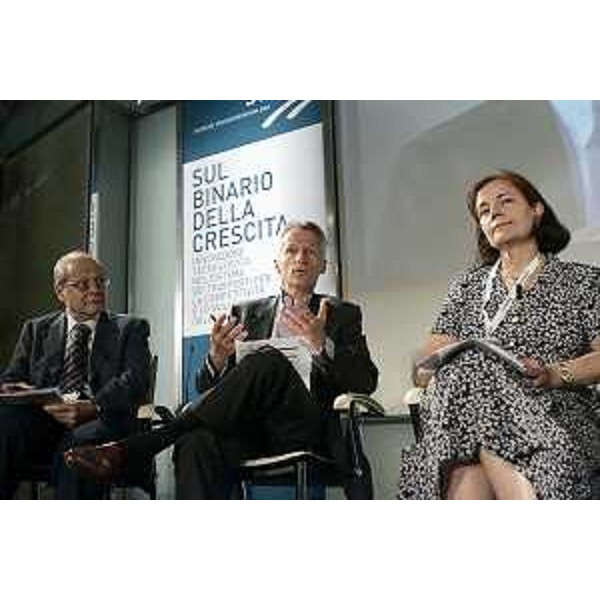 Riccardo Illy (Presidente Regione Friuli Venezia Giulia) con Loyola de Palacio (Presidente Commissione Europea per rete trasporti paneuropea mediterranea) e Tiziano Treu sul palco
