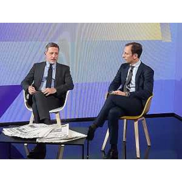 Il governatore del Friuli Venezia Giulia e presidente della Conferenza delle Regioni Massimiliano Fedriga intervistato dal direttore de La Stampa Massimo Giannini (a sinistra nella foto) - Il governatore del Friuli Venezia Giulia e presidente della Conferenza delle Regioni Massimiliano Fedriga intervistato dal direttore de La Stampa Massimo Giannini (a sinistra nella foto)