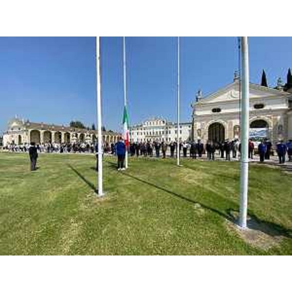 La cerimonia dell'alzabandiera a Villa Manin alla quale hanno partecipato il vicegovernatore Riccardi e il presidente del Consiglio Regionale Zanin. - La cerimonia dell'alzabandiera a Villa Manin alla quale hanno partecipato il vicegovernatore Riccardi e il presidente del Consiglio Regionale Zanin. 