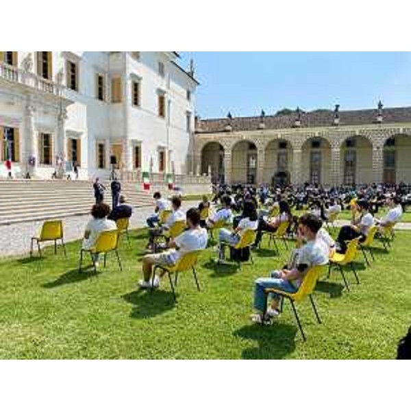 Il vicegovernatore del Friuli Venezia Giulia delegato a Salute e Protezione civile, Riccardo Riccardi, parla ai diciottenni delle Scuole superiori di Codroipo, ai quali, nella cornice di Villa Manin di Passariano, è stata consegnata una copia della Costituzione durante la cerimonia organizzata dal Comune assieme alle associazioni combattentistiche per celebrare la Festa della Repubblica. - Il vicegovernatore del Friuli Venezia Giulia delegato a Salute e Protezione civile, Riccardo Riccardi, parla ai diciottenni delle Scuole superiori di Codroipo, ai quali, nella cornice di Villa Manin di Passariano, è stata consegnata una copia della Costituzione durante la cerimonia organizzata dal Comune assieme alle associazioni combattentistiche per celebrare la Festa della Repubblica. 