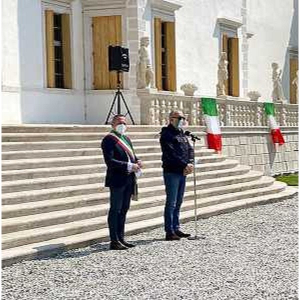 Il vicegovernatore del Friuli Venezia Giulia delegato a Salute e Protezione civile, Riccardo Riccardi, parla ai diciottenni delle Scuole superiori di Codroipo, ai quali, nella cornice di Villa Manin di Passariano, è stata consegnata una copia della Costituzione durante la cerimonia organizzata dal Comune assieme alle associazioni combattentistiche per celebrare la Festa della Repubblica. - Il vicegovernatore del Friuli Venezia Giulia delegato a Salute e Protezione civile, Riccardo Riccardi, parla ai diciottenni delle Scuole superiori di Codroipo, ai quali, nella cornice di Villa Manin di Passariano, è stata consegnata una copia della Costituzione durante la cerimonia organizzata dal Comune assieme alle associazioni combattentistiche per celebrare la Festa della Repubblica. 