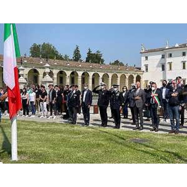 Cerimonia dell'alzabandiera a Villa Manin con il presidente del Consiglio regionale Fvg, Piero Mauro Zanin, affiancato dal sindaco di Codroipo, Fabio Marchetti, e dal vicegovernatore Riccardo Riccardi - Cerimonia dell'alzabandiera a Villa Manin con il presidente del Consiglio regionale Fvg, Piero Mauro Zanin, affiancato dal sindaco di Codroipo, Fabio Marchetti, e dal vicegovernatore Riccardo Riccardi