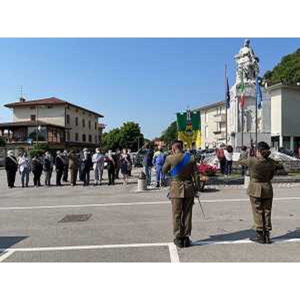 Le autorità schierate durante la cerimonia per la Festa della Repubblica in piazza Plebiscito a Cavasso Nuovo - Le autorità schierate durante la cerimonia per la Festa della Repubblica in piazza Plebiscito a Cavasso Nuovo