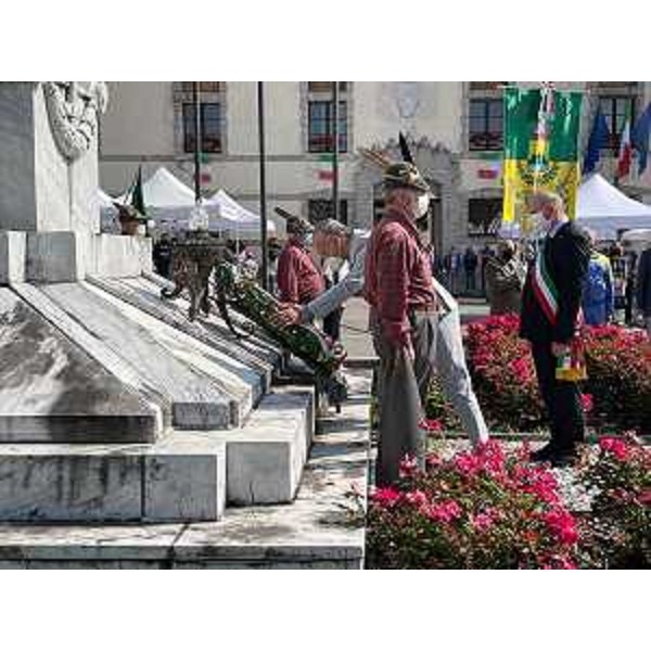Il presidente del Consiglio regionale Fvg, Piero Mauro Zanin, omaggia la corona d'alloro durante la deposizione - Il presidente del Consiglio regionale Fvg, Piero Mauro Zanin, omaggia la corona d'alloro durante la deposizione