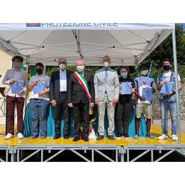 Il presidente Piero Mauro Zanin insieme ai neo 18enni di Cavasso Nuovo, affiancato dal sindaco Silvano Romanin e dal consigliere regionale Emanuele Zanon - Il presidente Piero Mauro Zanin insieme ai neo 18enni di Cavasso Nuovo, affiancato dal sindaco Silvano Romanin e dal consigliere regionale Emanuele Zanon