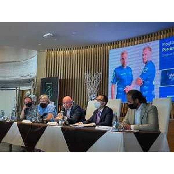 L'assessore regionale alle Attività Produttive e al Turismo, Sergio Emidio Bini, alla sigla dell'accordo tra il Comune di Lignano e il Pordenone Calcio per la stagione 2021-2022 - L'assessore regionale alle Attività Produttive e al Turismo, Sergio Emidio Bini, alla sigla dell'accordo tra il Comune di Lignano e il Pordenone Calcio per la stagione 2021-2022