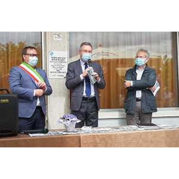 L'assessore regionale alle Infrastrutture e territorio, Graziano Pizzimenti, al centro, con il sindaco di Bagnaria Arsa, Cristiano Tiussi, e il responsabile unico del procediemento per FVGStrade, Luca Vittori - Bagnaria Arsa, 7 giugno 2021 - L'assessore regionale alle Infrastrutture e territorio, Graziano Pizzimenti, al centro, con il sindaco di Bagnaria Arsa, Cristiano Tiussi, e il responsabile unico del procediemento per FVGStrade, Luca Vittori - Bagnaria Arsa, 7 giugno 2021