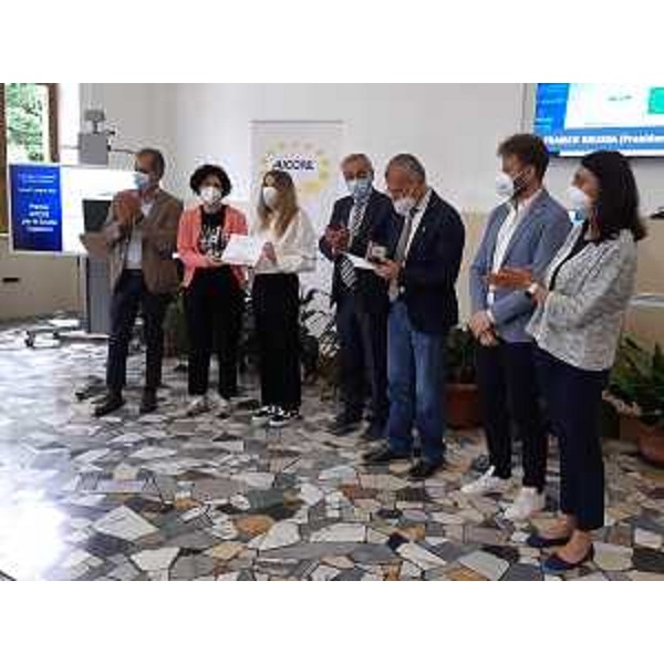 Il presidente del Cr Fvg, Piero Mauro Zanin, premia le classificate del Paolo Diacono di Cividale - Il presidente del Cr Fvg, Piero Mauro Zanin, premia le classificate del Paolo Diacono di Cividale