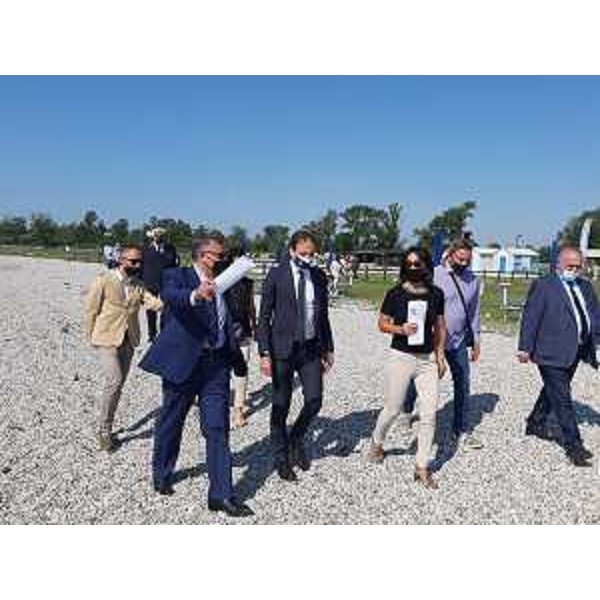 Il governatore Massimiliano Fedriga sulla spiaggia di Marina Julia tra il sindaco di Monfalcone Annamaria Cisint e il vicesindaco Paolo Venni - Il governatore Massimiliano Fedriga sulla spiaggia di Marina Julia tra il sindaco di Monfalcone Annamaria Cisint e il vicesindaco Paolo Venni
