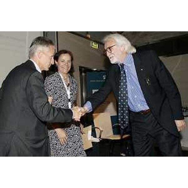 Riccardo Illy (Presidente Regione Friuli Venezia Giulia) saluta Alessandro Bianchi (Ministro dei Trasporti) assieme Loyola de Palacio (Presidente Commissione Europea per rete trasporti paneuropea mediterranea) 