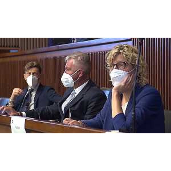 Alessandro Basso (al centro), presidente della I Commissione, accanto all'assessore Barbara Zilli - Alessandro Basso (al centro), presidente della I Commissione, accanto all'assessore Barbara Zilli