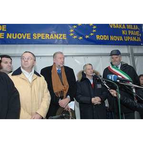Riccardo Illy (Presidente Regione Friuli Venezia Giulia) e Dimitrij Rupel (Ministro Esteri Slovenia) al valico di Stupizza/Robic tra Italia e Slovenia. (Valico di Stupizza, Pulfero, 21/12/07) 